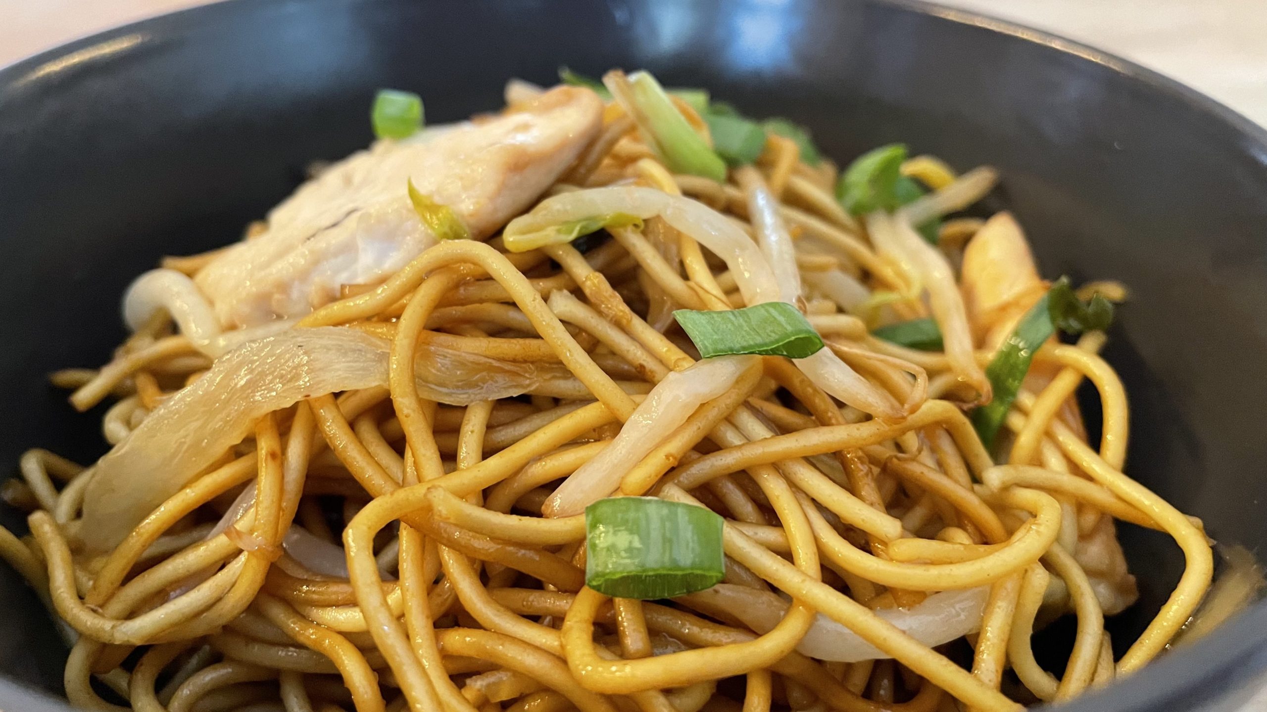 Nouilles chinoises comme au restaurant au poulet mariné à l'asiatique La  cuisine de Malou